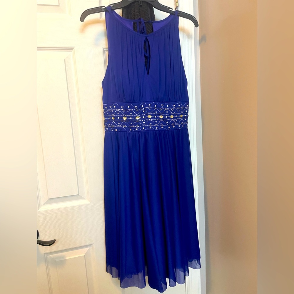Size 8 formal dress below the knee length.
